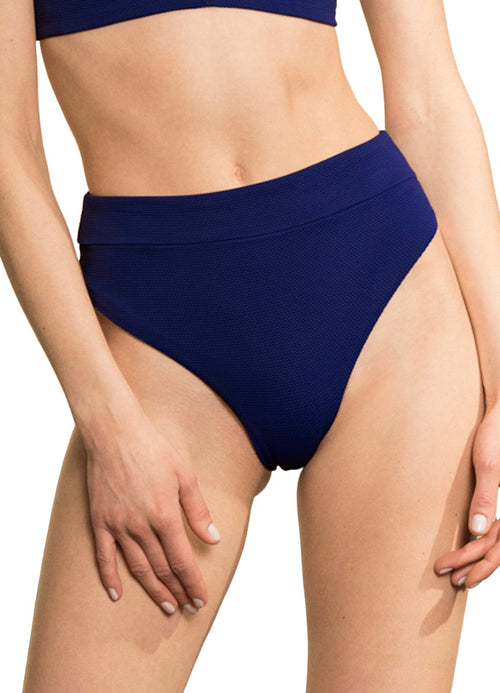 Hover image -  Braguitas de bikini de talle alto y pernera alta Suzy Q en azul índigo de Maaji